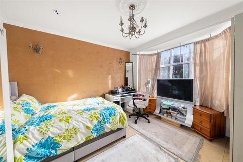 4 bedroom semi-detached house for sale, Central Avenue, Hounslow TW3