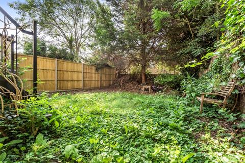 2 bedroom flat to rent, Shooters Hill Road London SE3