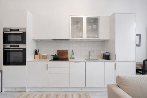 2 bedroom flat to rent, Princes Square London W2