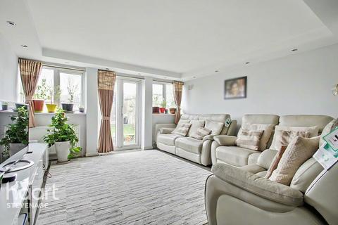 3 bedroom end of terrace house for sale, Archer Road, Stevenage