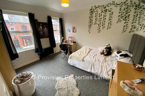 4 bedroom terraced house to rent, Ashville Grove, Hyde Park LS6