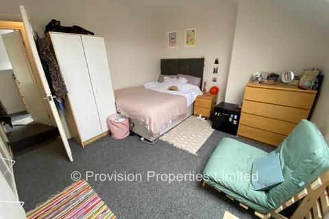 4 bedroom terraced house to rent, Ashville Grove, Hyde Park LS6