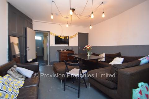 5 bedroom terraced house to rent, Manor Drive, Hyde Park LS6