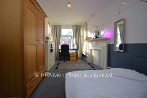 5 bedroom terraced house to rent, Manor Drive, Hyde Park LS6