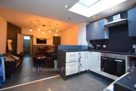 5 bedroom terraced house to rent, Manor Drive, Hyde Park LS6