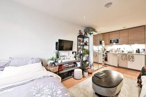 Studio to rent, Townmead Road, Imperial Wharf, London, SW6