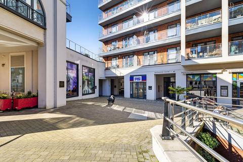 Hairdresser and barber shop to rent, High St Maidenhead SL6 1QJ