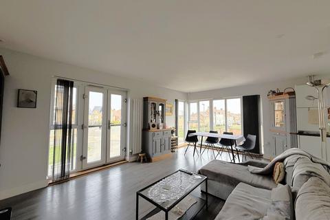 2 bedroom flat for sale, Venus Avenue, Biggleswade, SG18