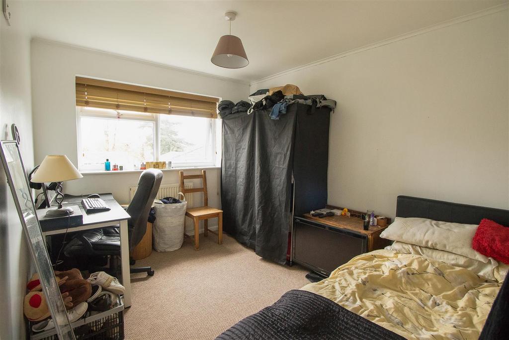 Milton Court 5 bed1.jpg