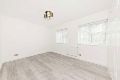 2 bedroom flat to rent, Avenue Road, London NW8