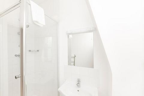 Studio to rent, 39 Hill Street, London W1J