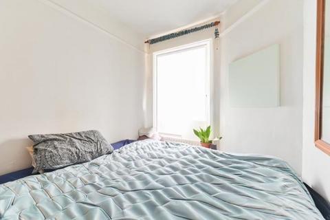 1 bedroom flat for sale, Latchmere Road, London, SW11