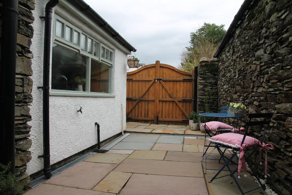 Rear patio garden