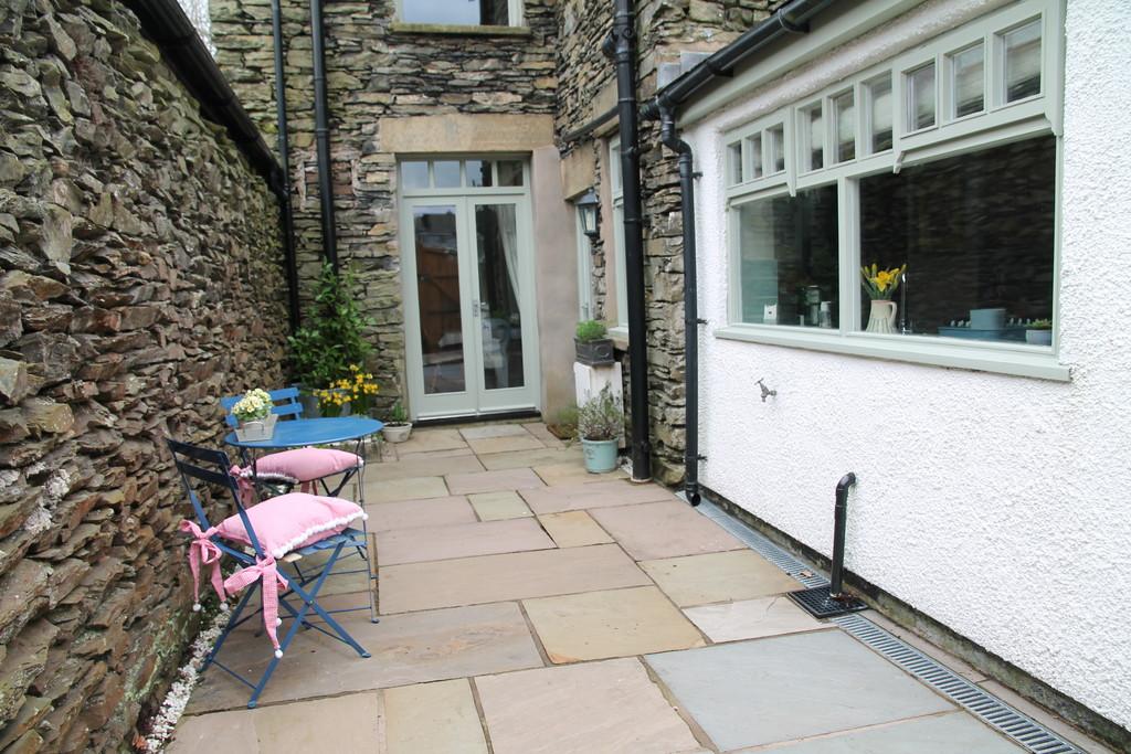 Rear patio garden