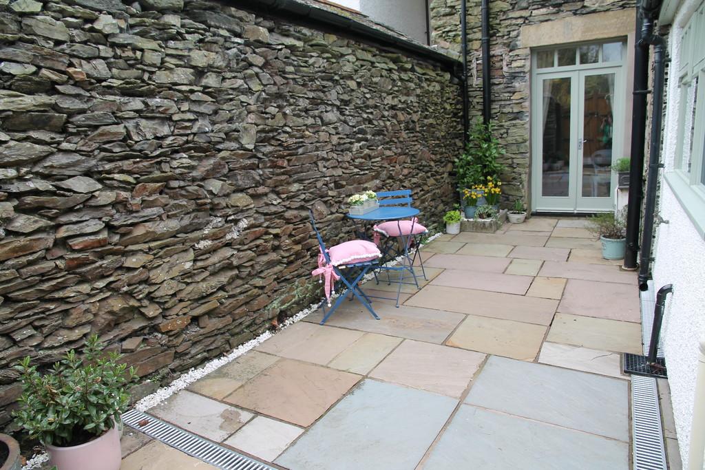 Rear patio garden