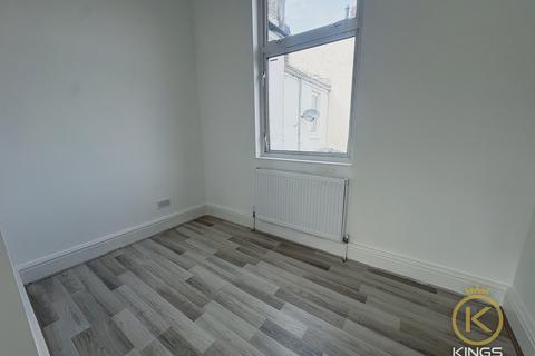 2 bedroom end of terrace house to rent, Kimberley Road, Fratton