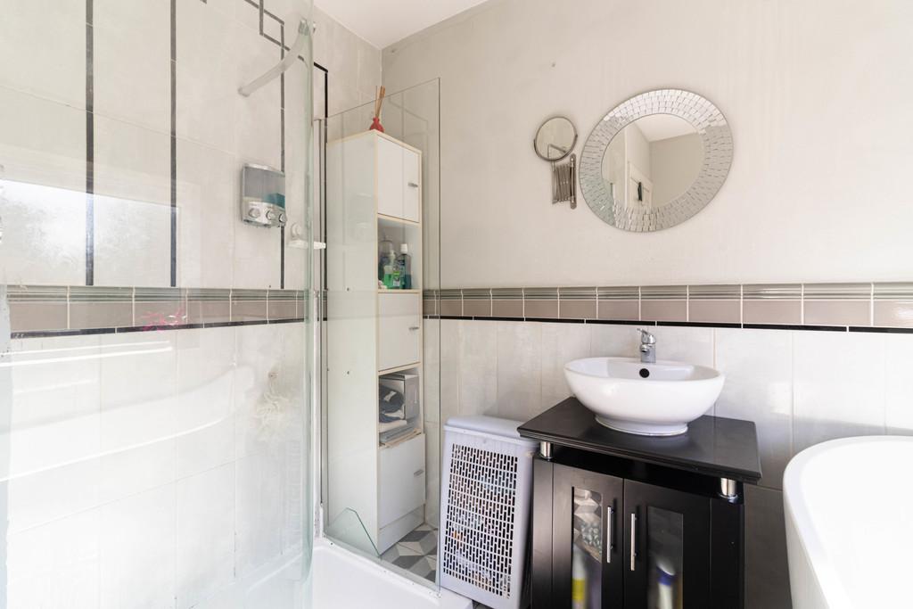 45 Meadow Grove bathroom