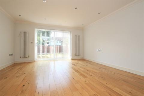 3 bedroom end of terrace house to rent, Fairview Drive, Chigwell, Essex