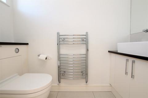 3 bedroom end of terrace house to rent, Fairview Drive, Chigwell, Essex