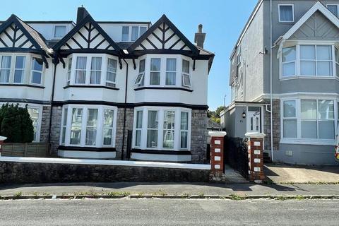 Studio to rent, Morgan Avenue, Torquay
