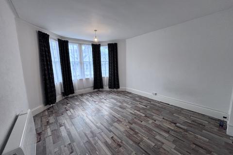 Studio to rent, Morgan Avenue, Torquay