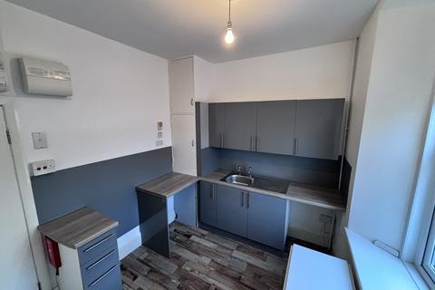 Studio to rent, Morgan Avenue, Torquay