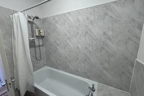 Studio to rent, Morgan Avenue, Torquay