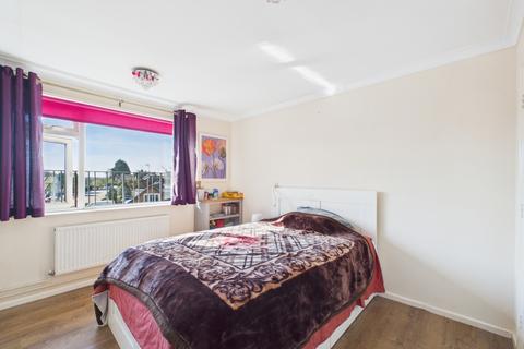 2 bedroom flat for sale, Rockleigh Court, Linslade, LU7