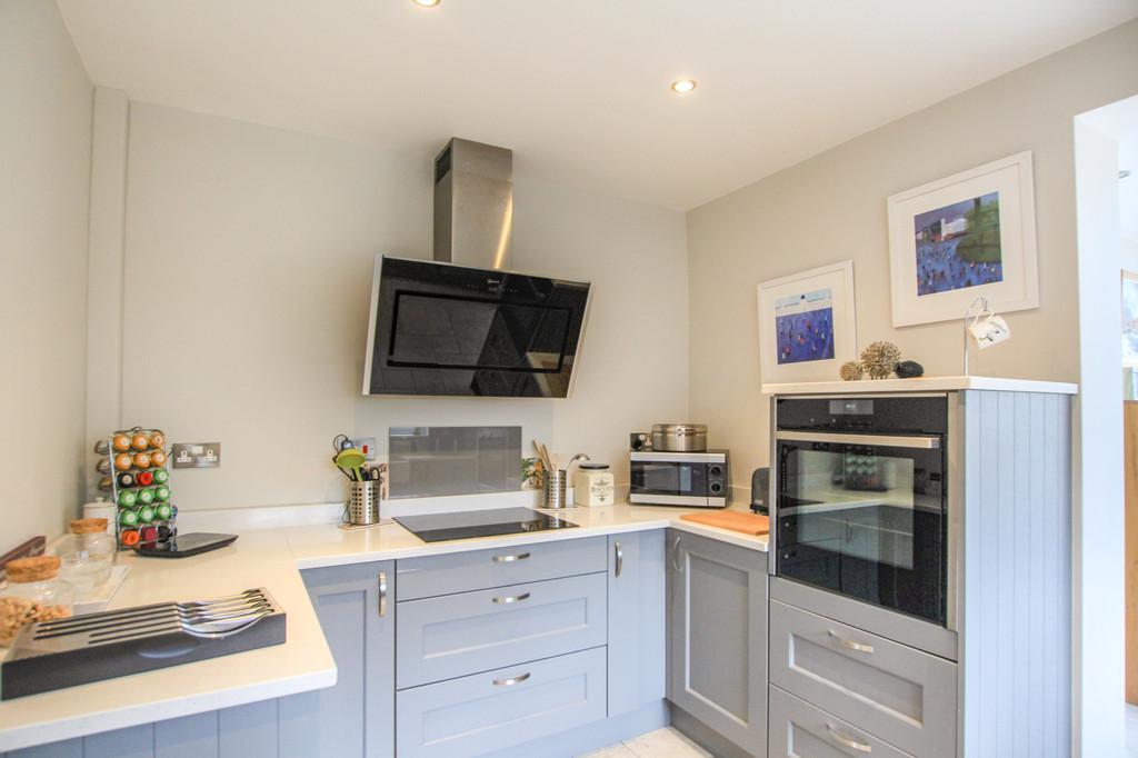 Fully fitted kitchen