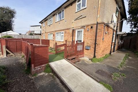 2 bedroom flat to rent, Oaks Road, Stanwell TW19