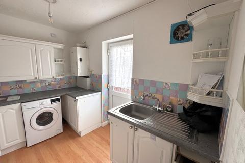 2 bedroom flat to rent, Oaks Road, Stanwell TW19