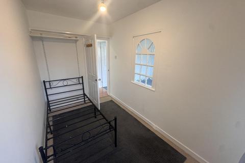 2 bedroom flat to rent, Oaks Road, Stanwell TW19