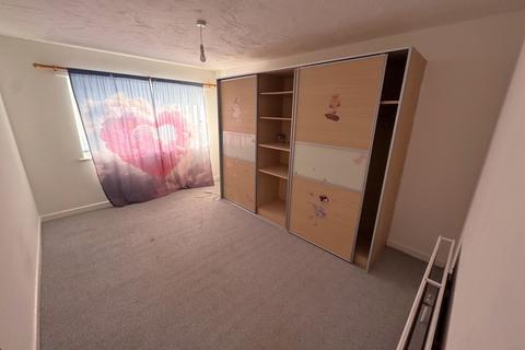 2 bedroom flat to rent, Oaks Road, Stanwell TW19