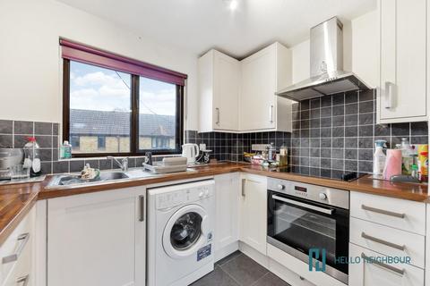 2 bedroom maisonette to rent, Hamilton Close, London, SE16