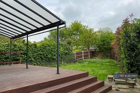 5 bedroom detached house to rent, Sarsby Drive, Staines-Upon-Thames, TW19