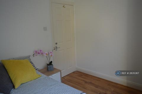 5 bedroom terraced house to rent, Wickham Lane, London, SE2