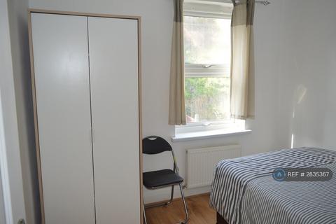 5 bedroom terraced house to rent, Wickham Lane, London, SE2