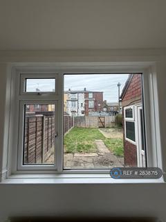 2 bedroom semi-detached house to rent, Hawthorn Crescent, Oldham, OL2