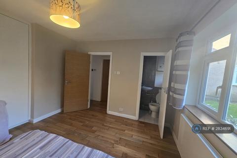 2 bedroom flat to rent, Claire Gardens, Stanmore, HA7
