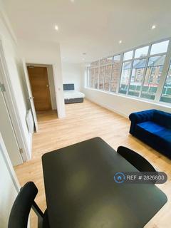 Studio to rent, High Street, London, N12