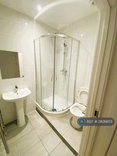 Studio to rent, High Street, London, N12