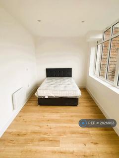 Studio to rent, High Street, London, N12