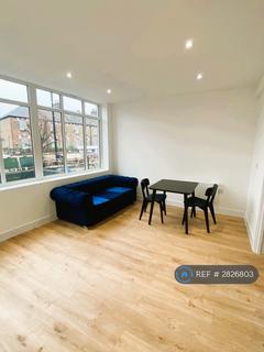 Studio to rent, High Street, London, N12