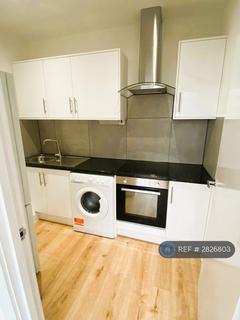 Studio to rent, High Street, London, N12