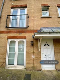 2 bedroom flat to rent, Saunders Close, Ilford, IG1