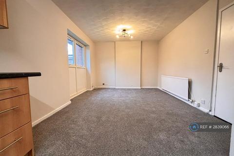 2 bedroom maisonette to rent, Catherine Road, Manchester, M8