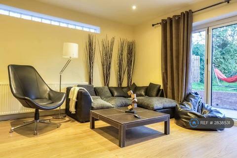 5 bedroom semi-detached house to rent, The Chase, Guildford, GU2