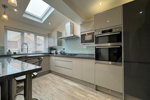 4 bedroom detached house for sale, Broughton Avenue, Luton