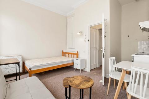 Studio to rent, Trebovir Road, Earls Court, London