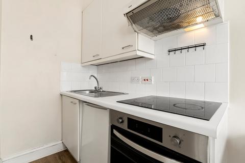 Studio to rent, Trebovir Road, Earls Court, London